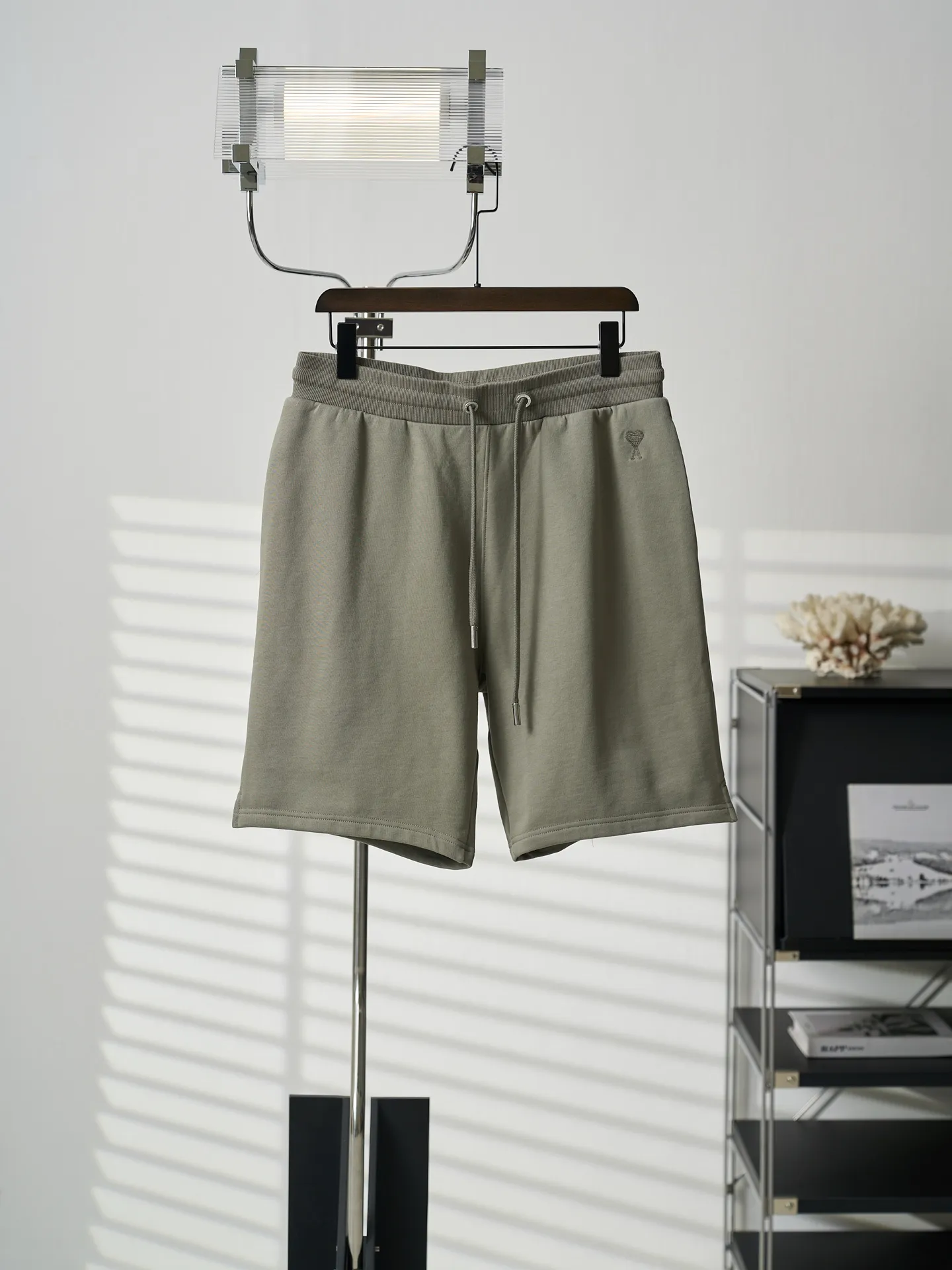 [Real auction] Ami/Ami love heart embroidered shorts [In Stock] S M L Love embroidery work with high precision, smooth and delicate lines, fermentation washing and softening, using the fermentation effect produced by mixing yeast, water and mild detergent to gently treat the fabric, improving the overall softness and loose fit.
